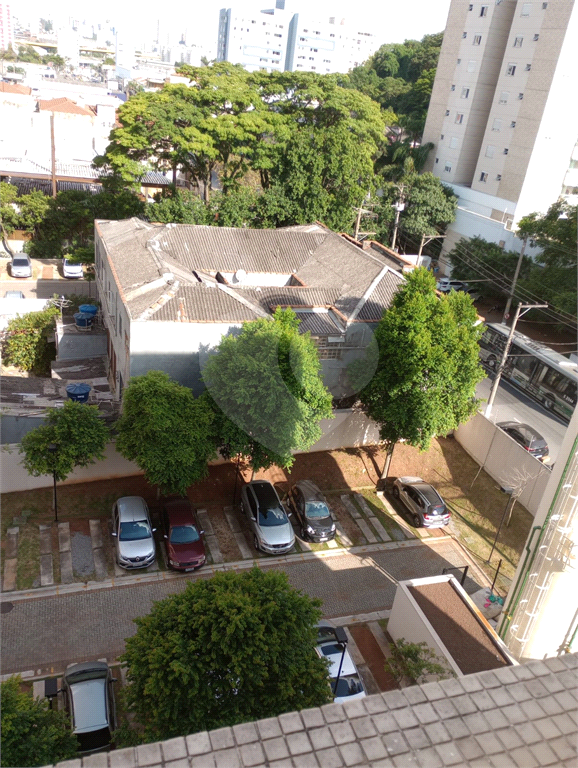 01 Dormitório, todo reformado, Semi Mobiliado com 01 Vaga de Garagem