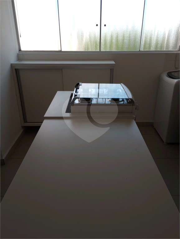 01 Dormitório, todo reformado, Semi Mobiliado com 01 Vaga de Garagem