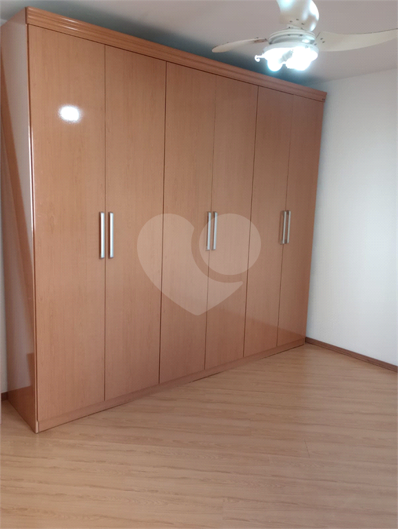 01 Dormitório, todo reformado, Semi Mobiliado com 01 Vaga de Garagem