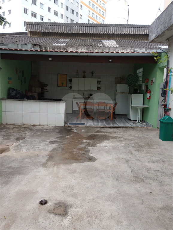 01 Dormitório, todo reformado, Semi Mobiliado com 01 Vaga de Garagem