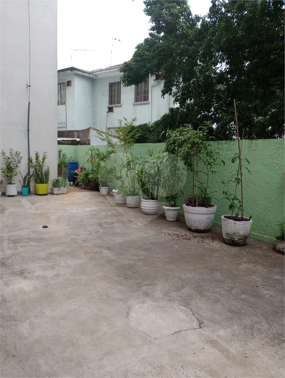 01 Dormitório, todo reformado, Semi Mobiliado com 01 Vaga de Garagem
