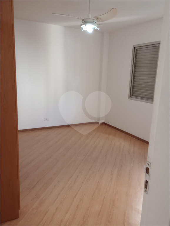 01 Dormitório, todo reformado, Semi Mobiliado com 01 Vaga de Garagem