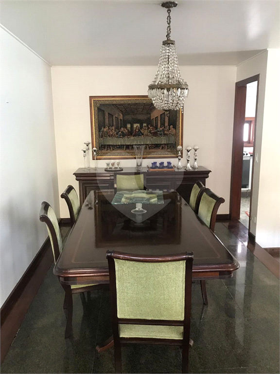 Casa em condomínio à venda em Alphaville com 4 suítes e 4 vagas