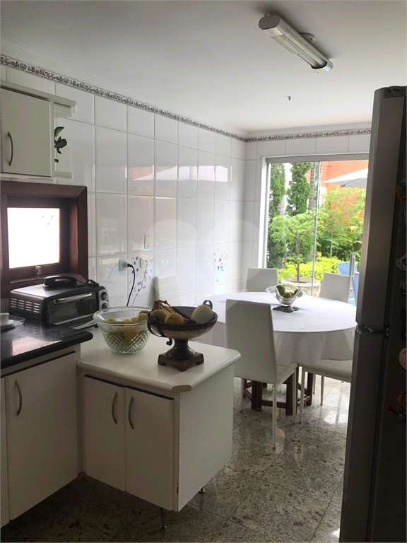 Casa em condomínio à venda em Alphaville com 4 suítes e 4 vagas