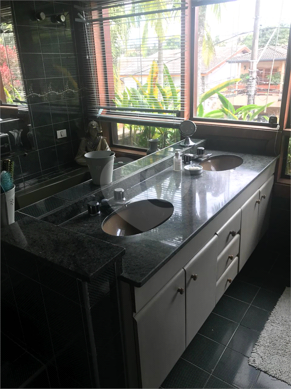 Casa em condomínio à venda em Alphaville com 4 suítes e 4 vagas