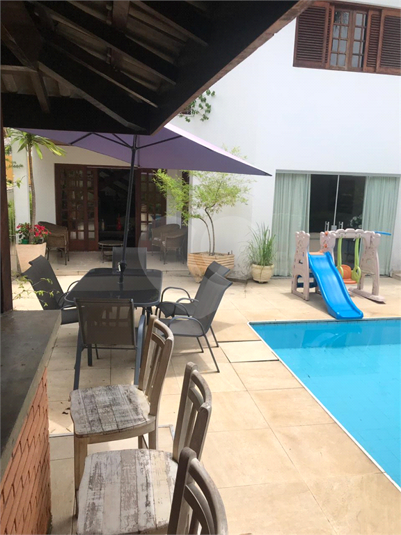 Casa em condomínio à venda em Alphaville com 4 suítes e 4 vagas