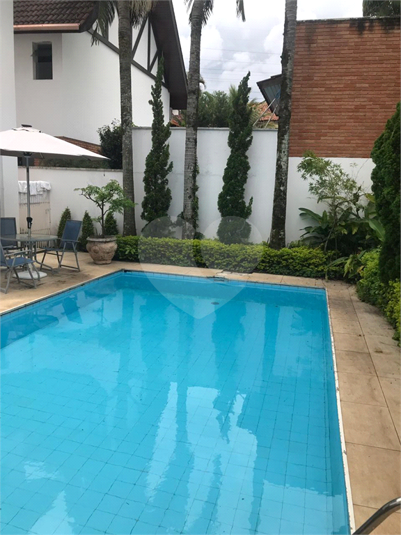 Casa em condomínio à venda em Alphaville com 4 suítes e 4 vagas