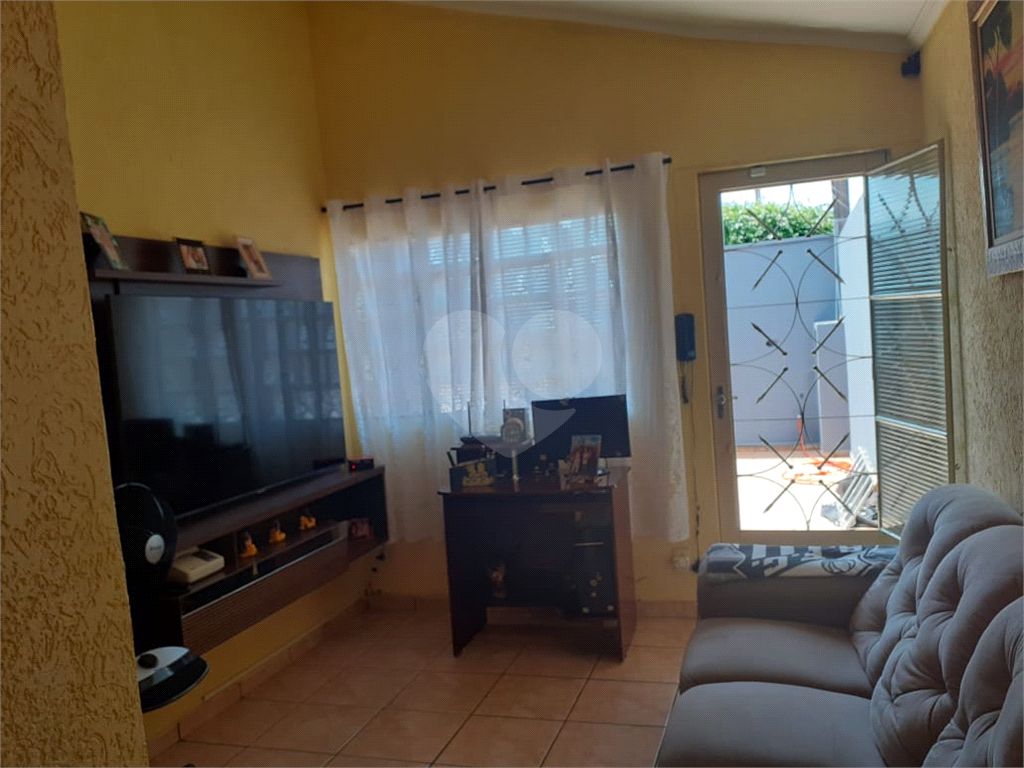 Casa Térrea com 200 metros quadrados, totalmente mobiliada. Aceita permuta.