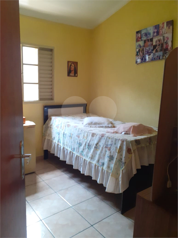 Casa Térrea com 200 metros quadrados, totalmente mobiliada. Aceita permuta.