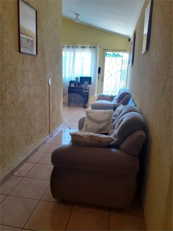 Casa Térrea com 200 metros quadrados, totalmente mobiliada. Aceita permuta.