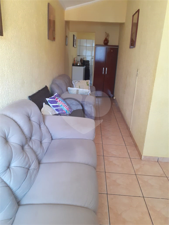 Casa Térrea com 200 metros quadrados, totalmente mobiliada. Aceita permuta.