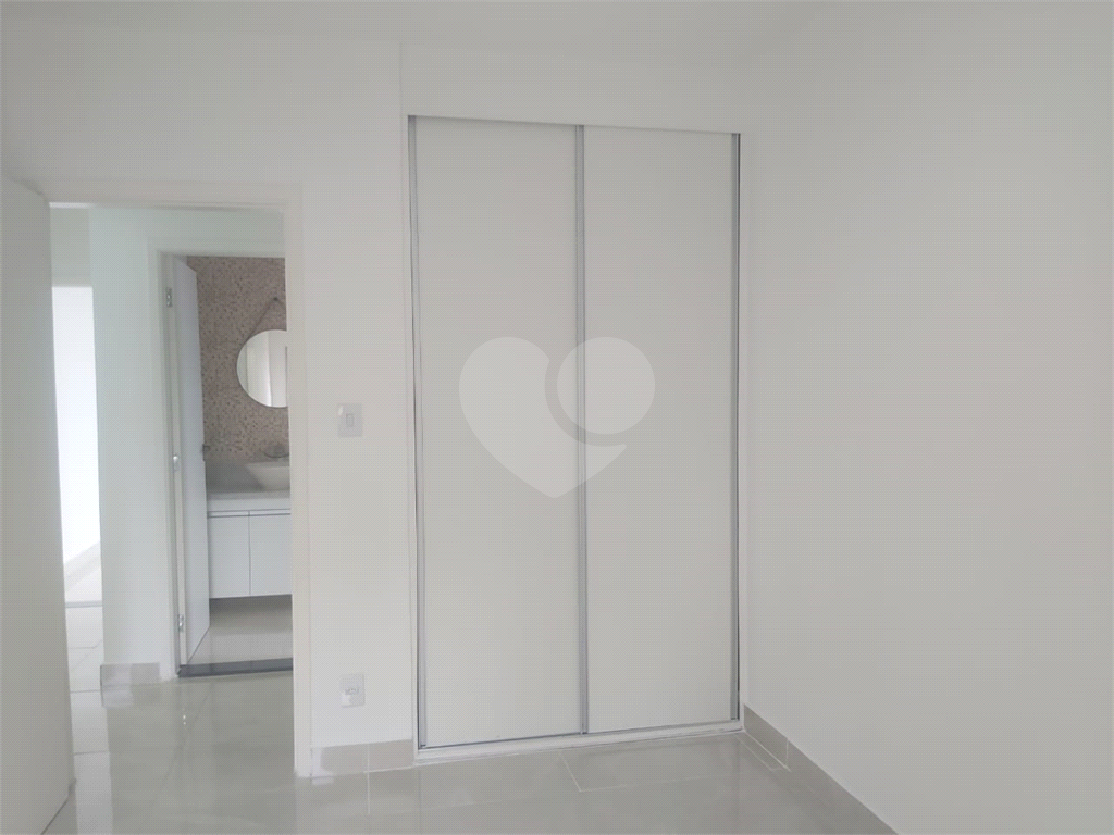 Apartamento com 73m² living amplo com janelões, 2 dormitórios em Moema