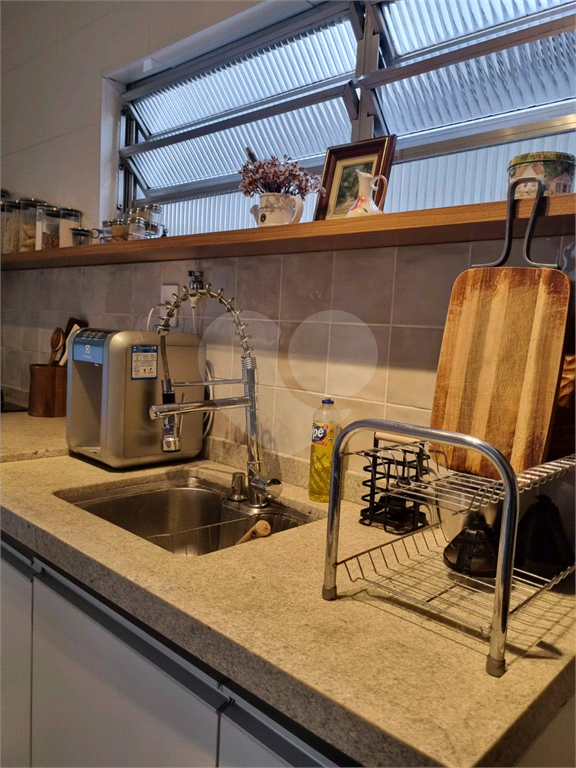 Apartamento com 73m² living amplo com janelões, 2 dormitórios em Moema