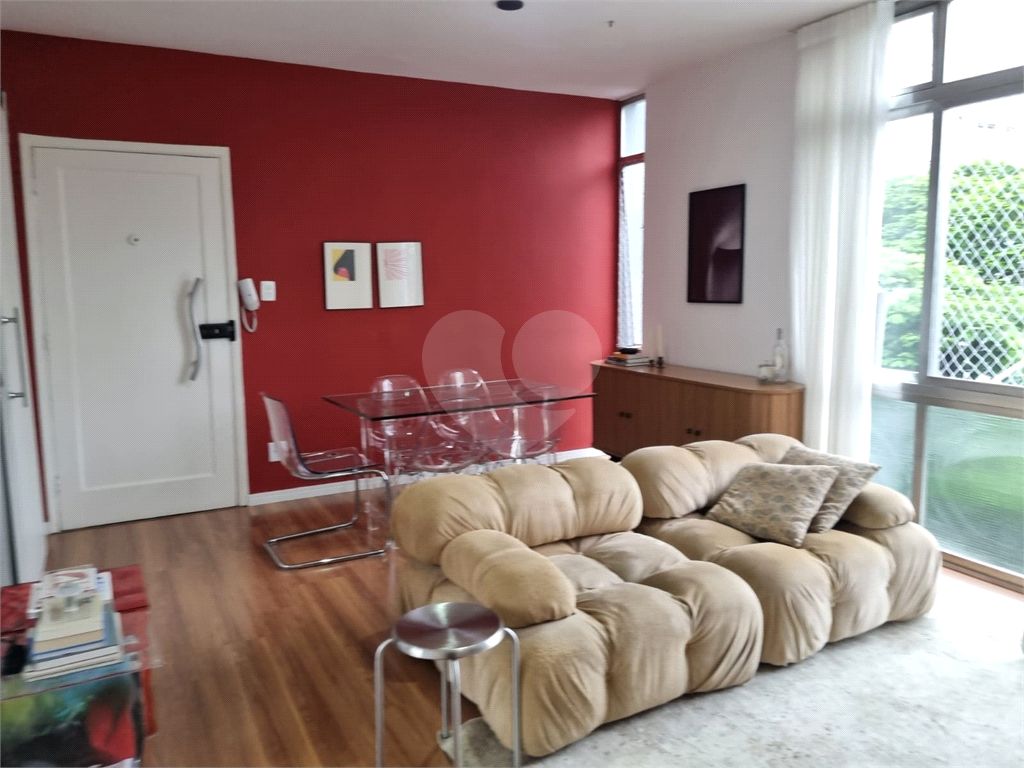 Apartamento com 73m² living amplo com janelões, 2 dormitórios em Moema