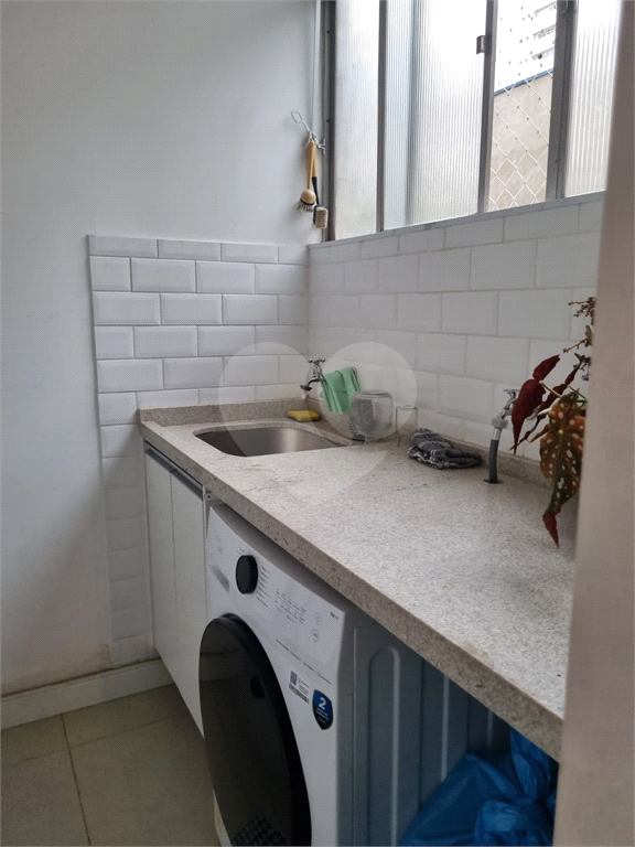 Apartamento com 73m² living amplo com janelões, 2 dormitórios em Moema
