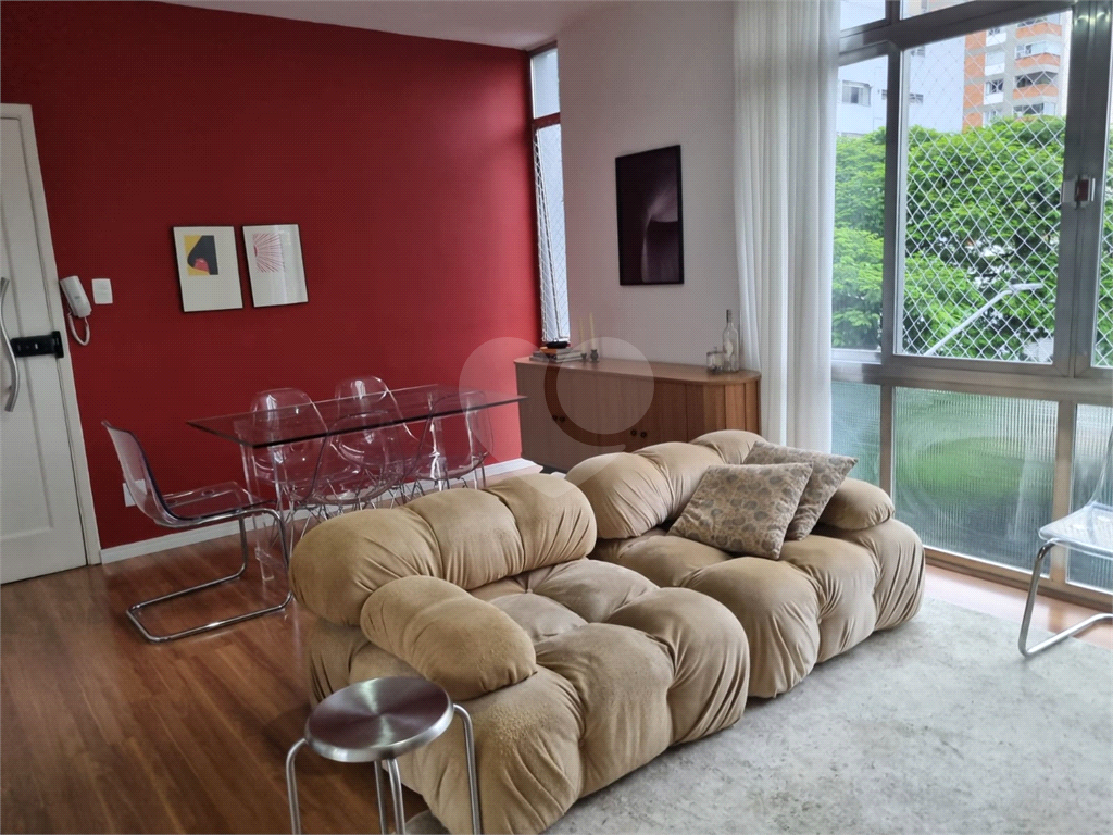 Apartamento com 73m² living amplo com janelões, 2 dormitórios em Moema