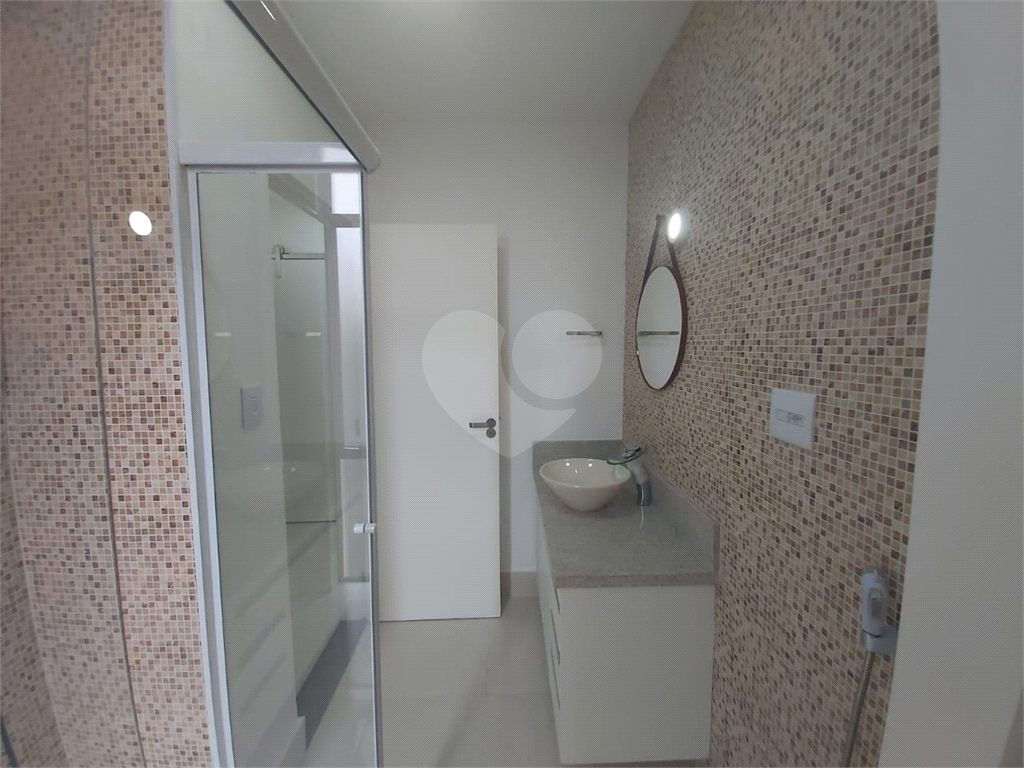Apartamento com 73m² living amplo com janelões, 2 dormitórios em Moema