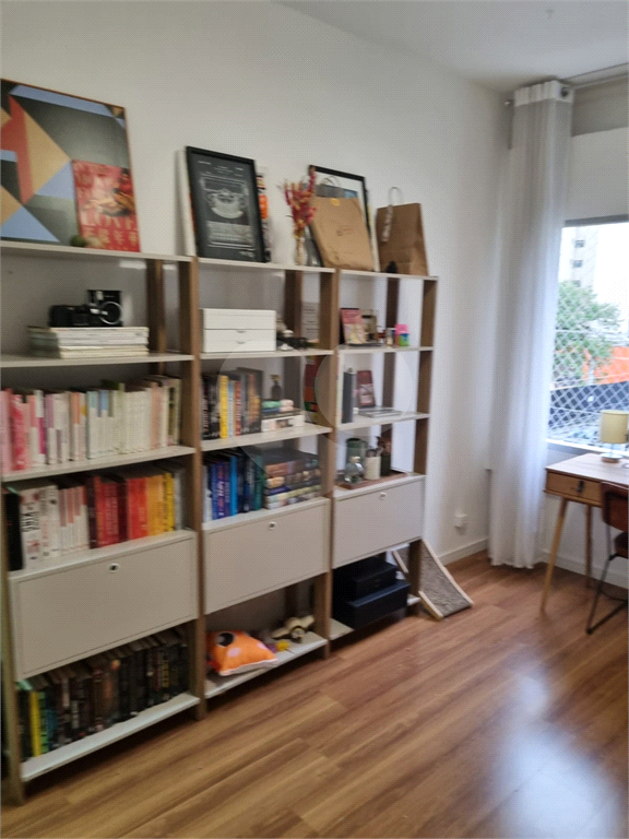 Apartamento com 73m² living amplo com janelões, 2 dormitórios em Moema