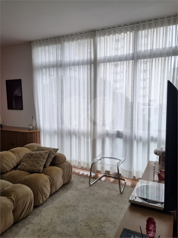 Apartamento com 73m² living amplo com janelões, 2 dormitórios em Moema