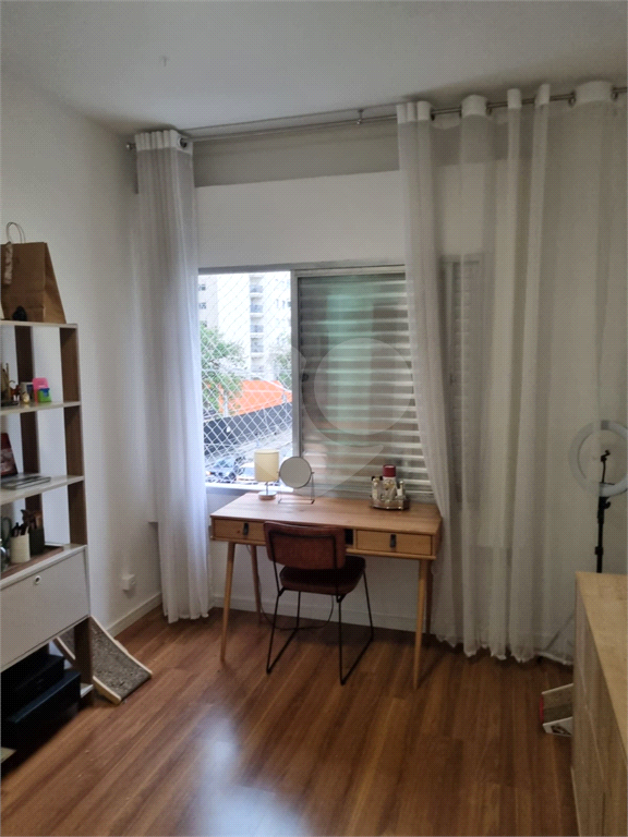 Apartamento com 73m² living amplo com janelões, 2 dormitórios em Moema