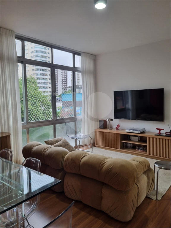 Apartamento com 73m² living amplo com janelões, 2 dormitórios em Moema