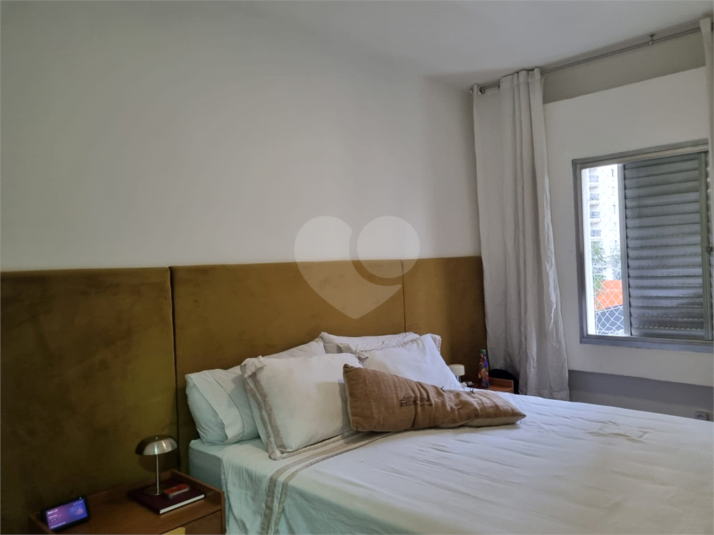 Apartamento com 73m² living amplo com janelões, 2 dormitórios em Moema