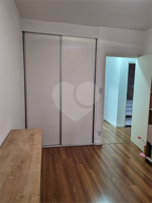 Apartamento com 73m² living amplo com janelões, 2 dormitórios em Moema