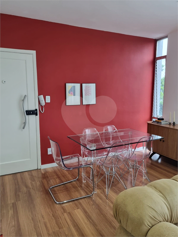 Apartamento com 73m² living amplo com janelões, 2 dormitórios em Moema