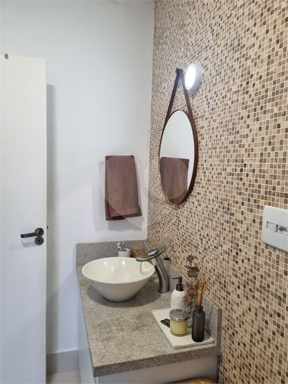 Apartamento com 73m² living amplo com janelões, 2 dormitórios em Moema