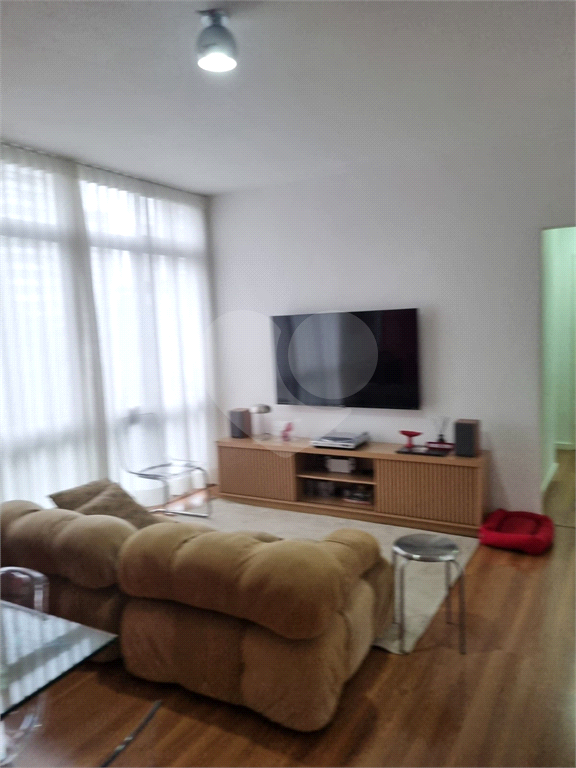 Apartamento com 73m² living amplo com janelões, 2 dormitórios em Moema
