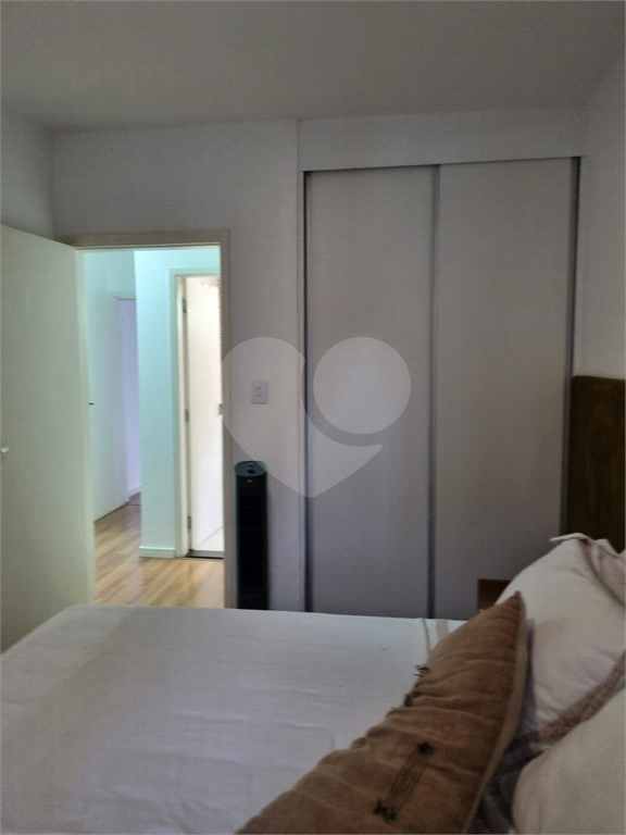 Apartamento com 73m² living amplo com janelões, 2 dormitórios em Moema