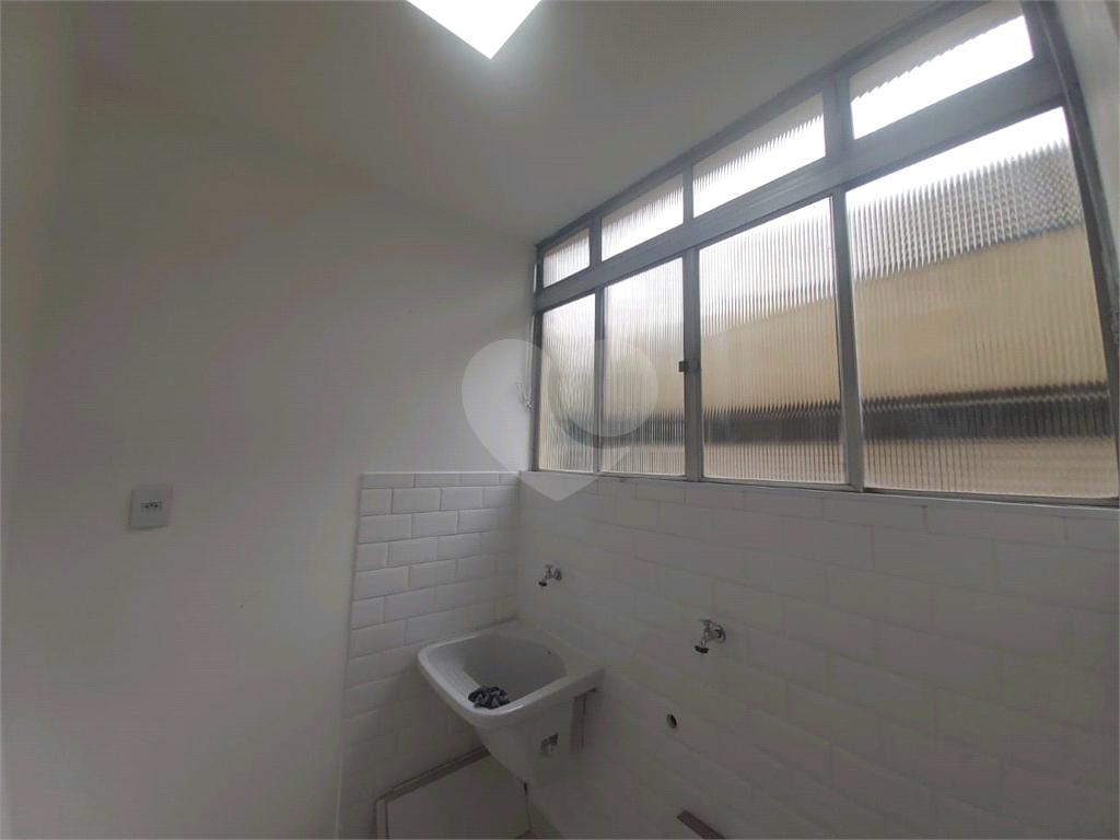 Apartamento com 73m² living amplo com janelões, 2 dormitórios em Moema