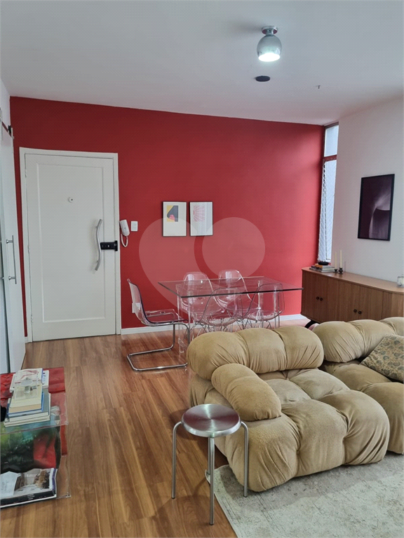 Apartamento com 73m² living amplo com janelões, 2 dormitórios em Moema