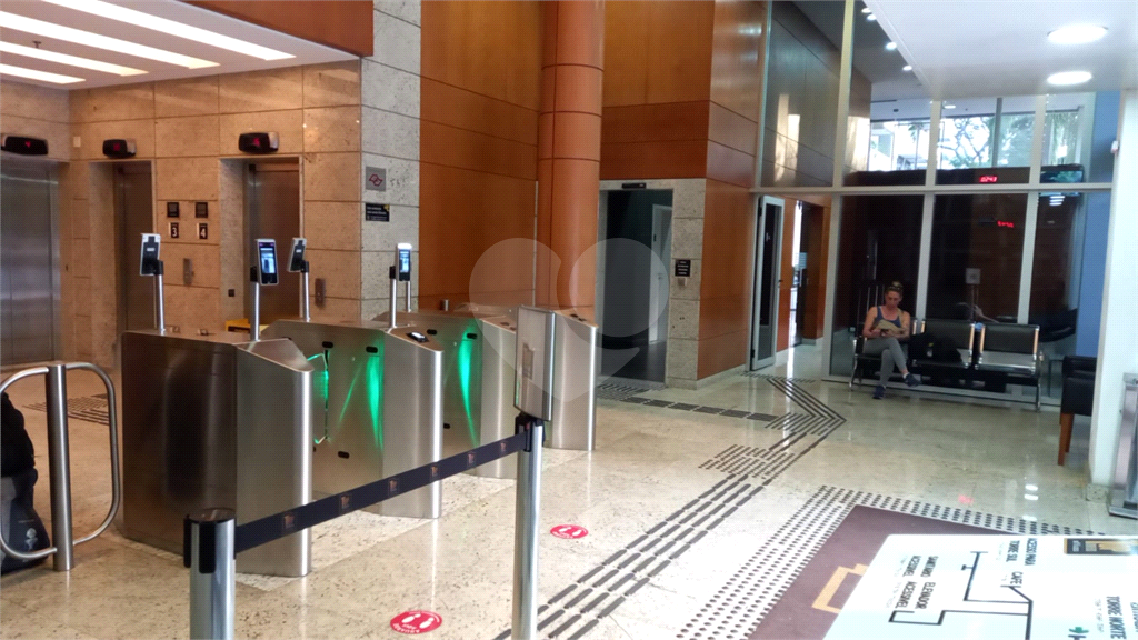 Vende se linda Sala Comercial com 37m2 em Frente Metrô Paraíso/Vl. Mariana SP
