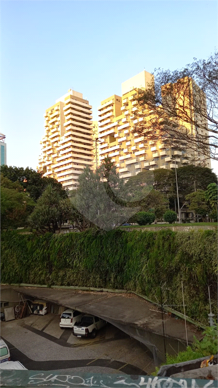 Vende se linda Sala Comercial com 37m2 em Frente Metrô Paraíso/Vl. Mariana SP
