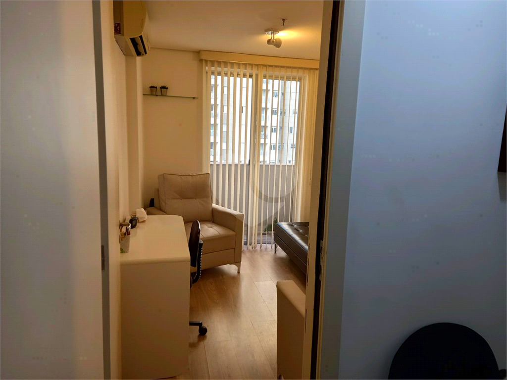 Vende se linda Sala Comercial com 37m2 em Frente Metrô Paraíso/Vl. Mariana SP