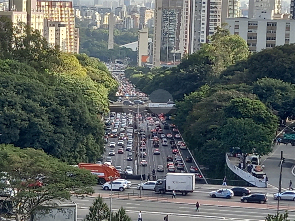 Vende se linda Sala Comercial com 37m2 em Frente Metrô Paraíso/Vl. Mariana SP