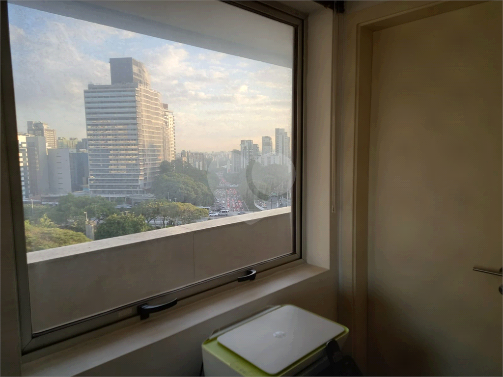 Vende se linda Sala Comercial com 37m2 em Frente Metrô Paraíso/Vl. Mariana SP