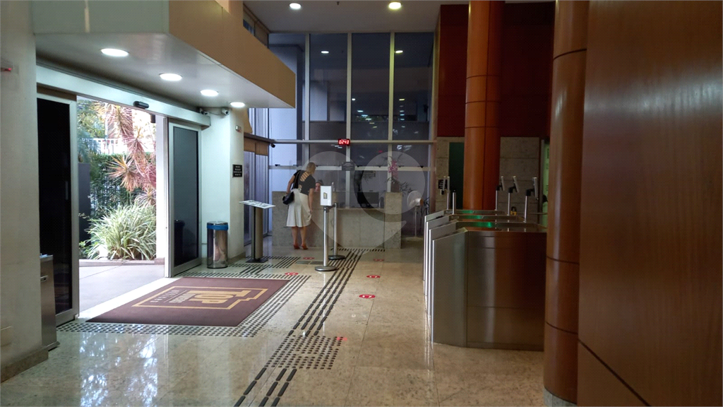 Vende se linda Sala Comercial com 37m2 em Frente Metrô Paraíso/Vl. Mariana SP