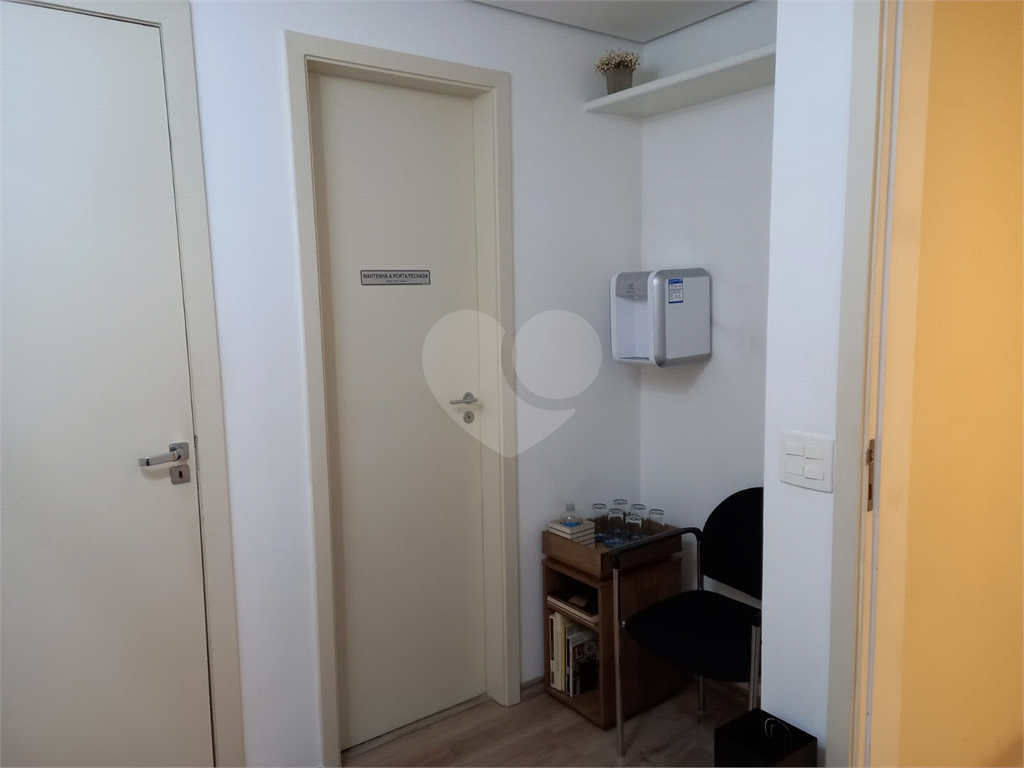 Vende se linda Sala Comercial com 37m2 em Frente Metrô Paraíso/Vl. Mariana SP