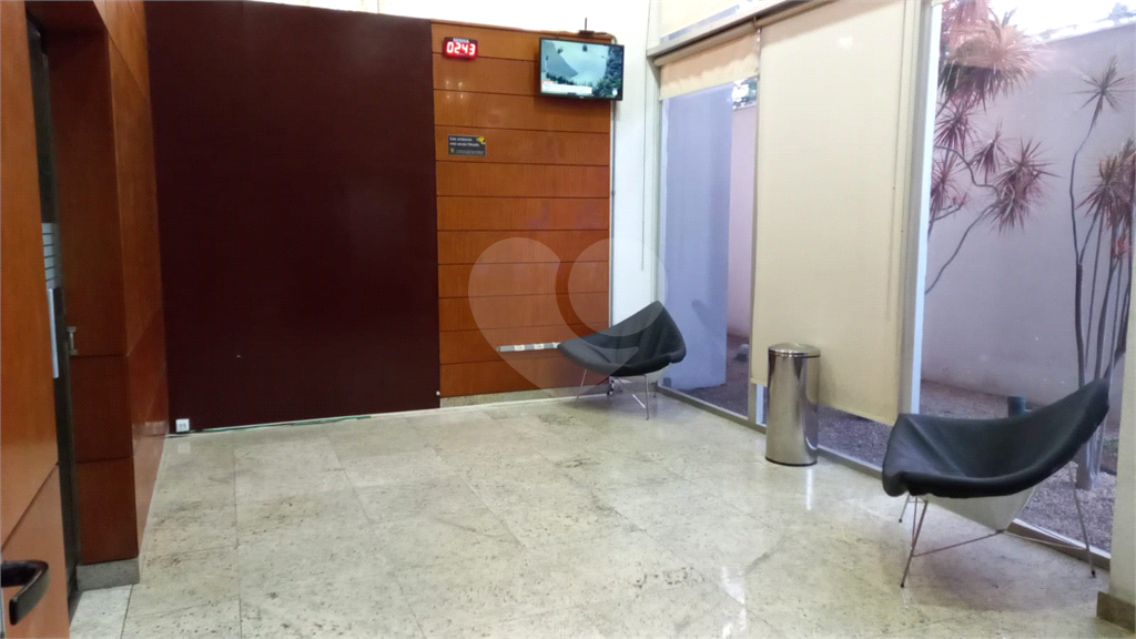 Vende se linda Sala Comercial com 37m2 em Frente Metrô Paraíso/Vl. Mariana SP