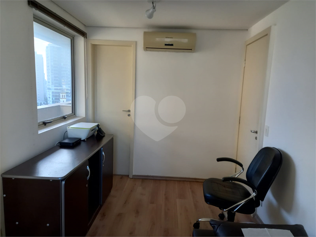 Vende se linda Sala Comercial com 37m2 em Frente Metrô Paraíso/Vl. Mariana SP