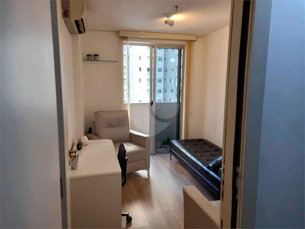 Vende se linda Sala Comercial com 37m2 em Frente Metrô Paraíso/Vl. Mariana SP
