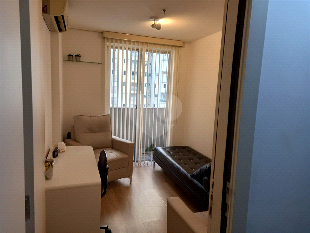 Vende se linda Sala Comercial com 37m2 em Frente Metrô Paraíso/Vl. Mariana SP
