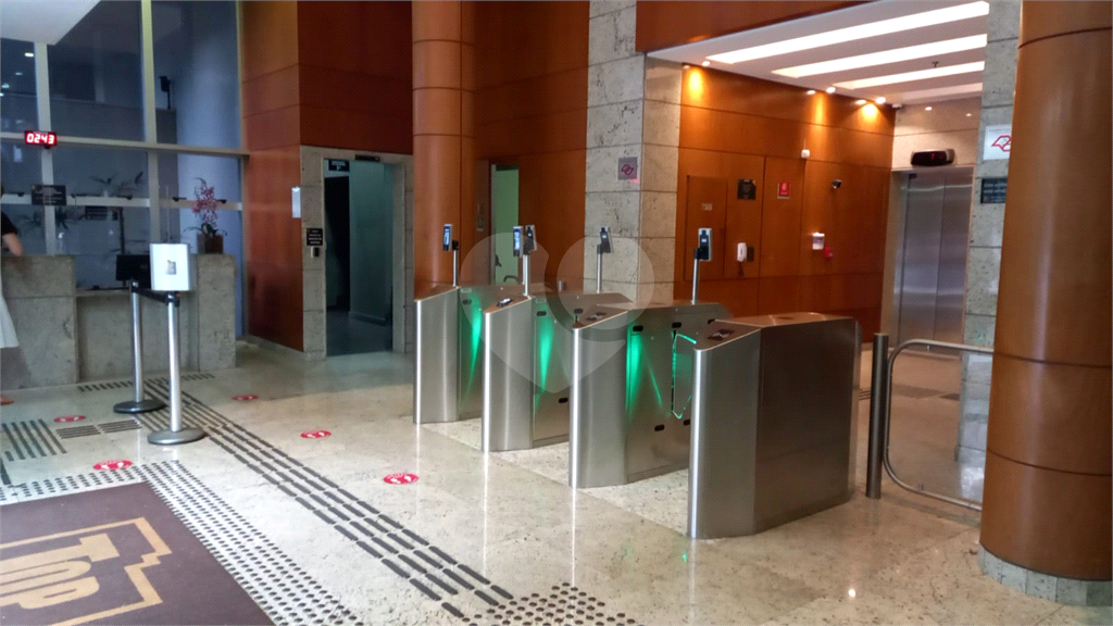 Vende se linda Sala Comercial com 37m2 em Frente Metrô Paraíso/Vl. Mariana SP
