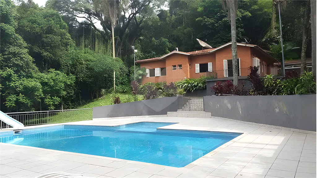 Área com 185 mil m2, 2 casas, 10 dorms, 2 piscinas, e 30 vagas. ITAPEVI - SP