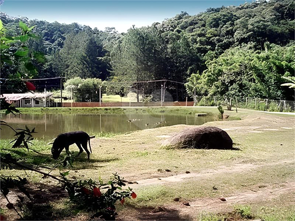 Área com 185 mil m2, 2 casas, 10 dorms, 2 piscinas, e 30 vagas. ITAPEVI - SP