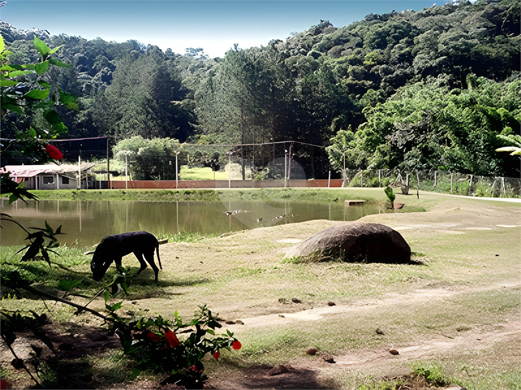 Área com 185 mil m2, 2 casas, 10 dorms, 2 piscinas, e 30 vagas. ITAPEVI - SP
