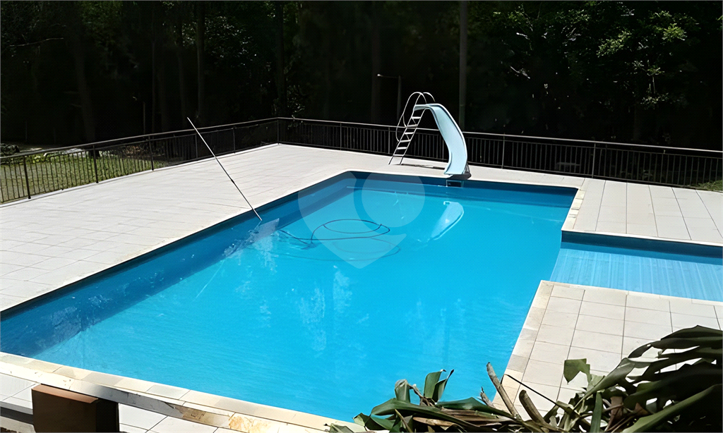 Área com 185 mil m2, 2 casas, 10 dorms, 2 piscinas, e 30 vagas. ITAPEVI - SP