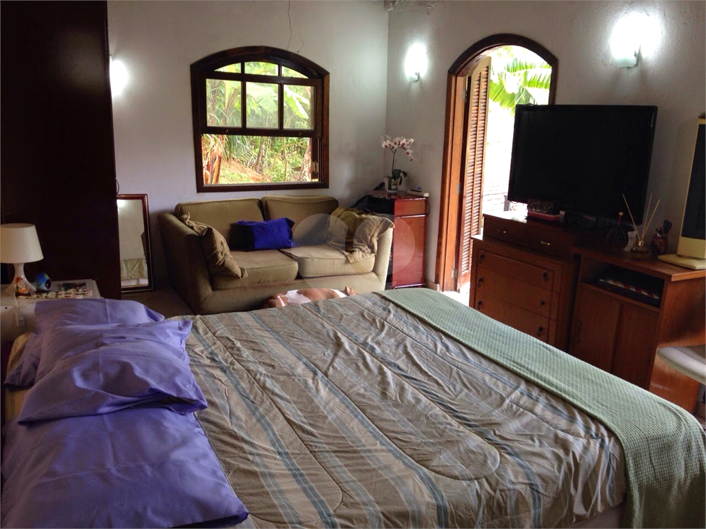 Área com 185 mil m2, 2 casas, 10 dorms, 2 piscinas, e 30 vagas. ITAPEVI - SP
